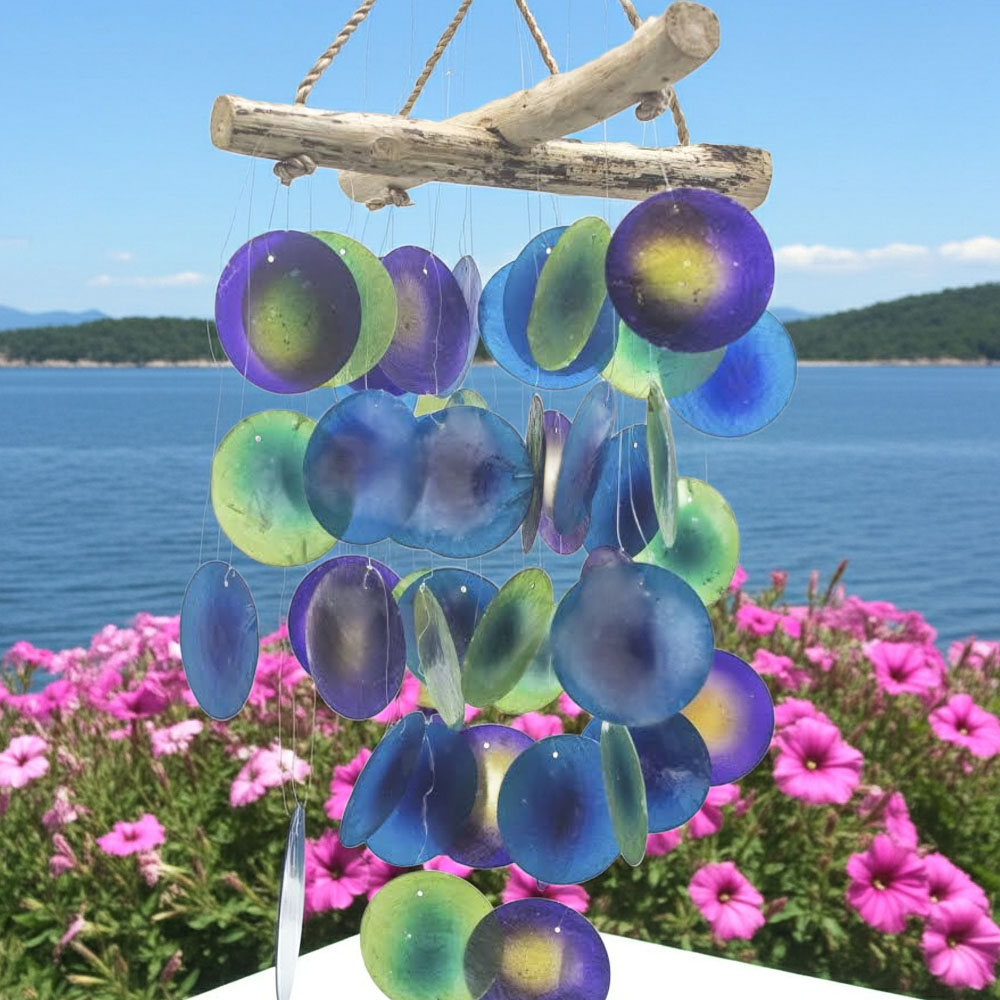   Drewniany dzwonek wietrzny fioletowy wiszący nad polem kwiatów.