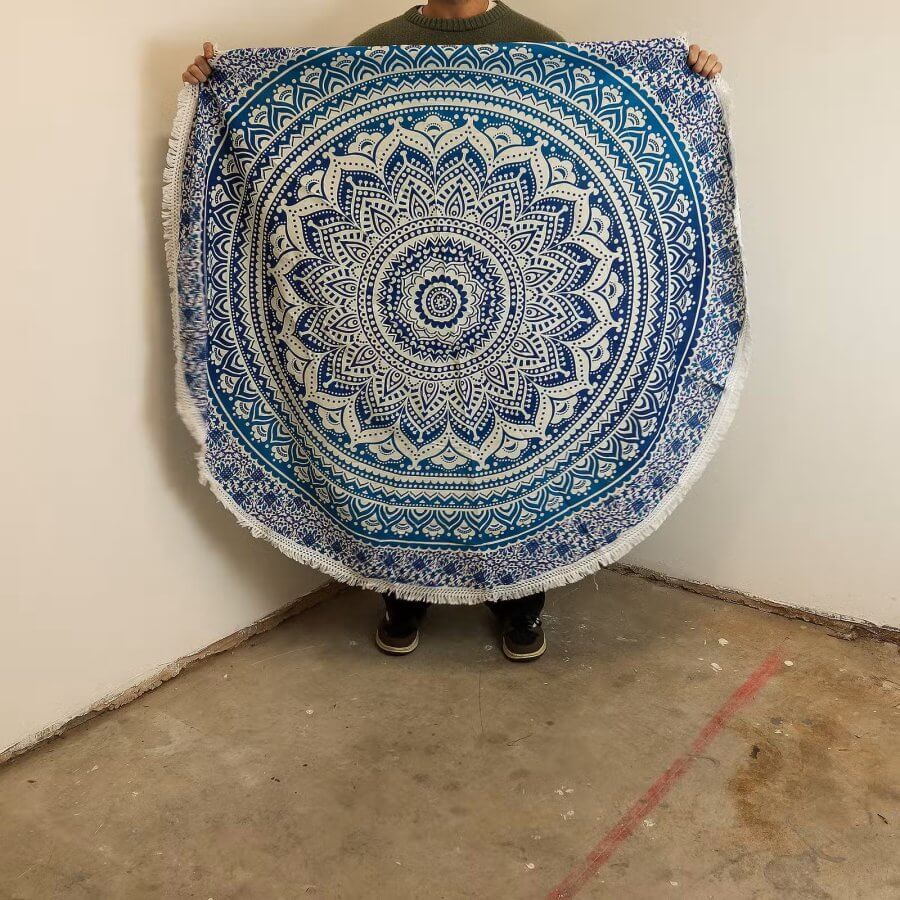 Okrągła niebieska mandala 130 cm z geometrycznym wzorem prezentowana na ścianie