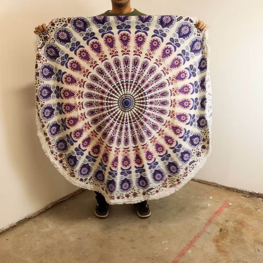 Fioletowa okrągła mandala 130 cm z jasnym tłem prezentowana na ścianie