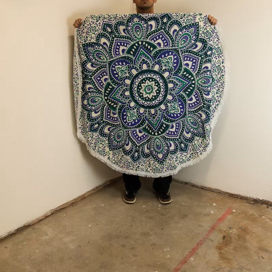 Okrągła mandala 130 cm w odcieniach turkusu i fioletu prezentowana na ścianie