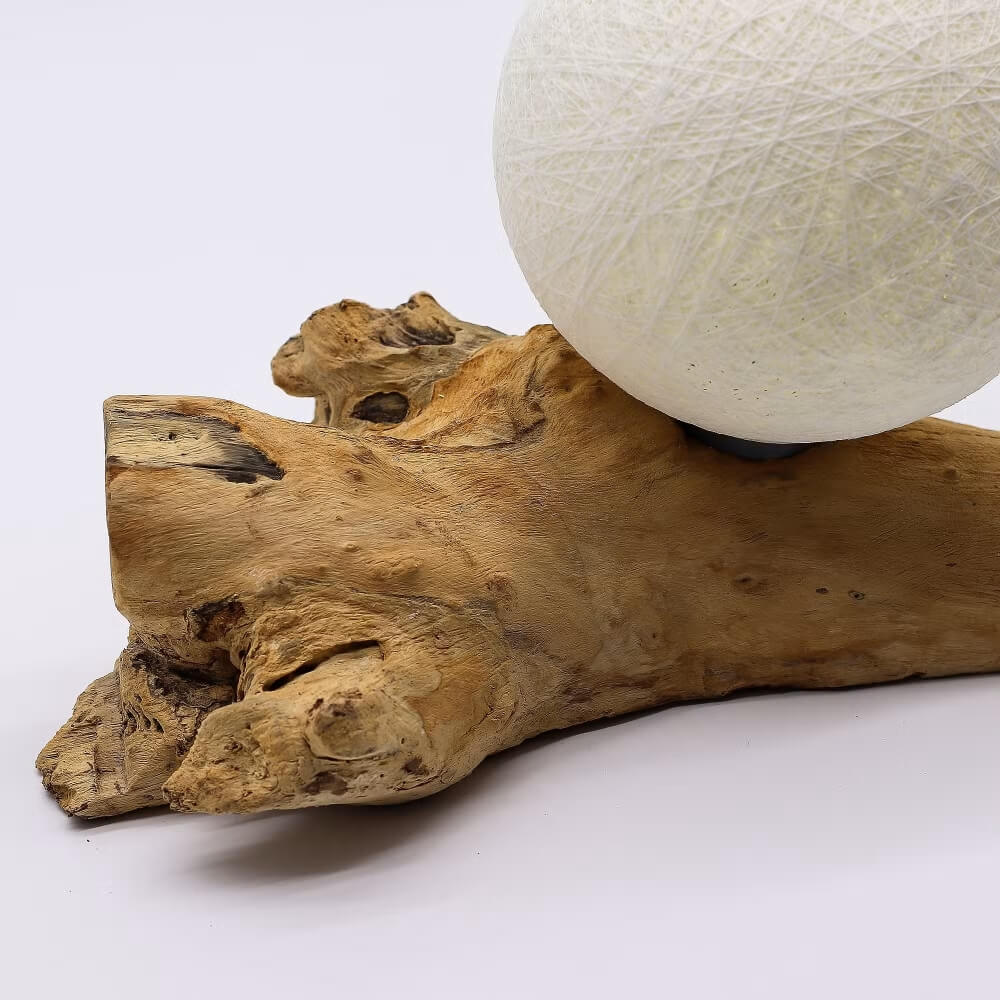 Dekoracyjna lampa kula ivory na naturalnym drewnie