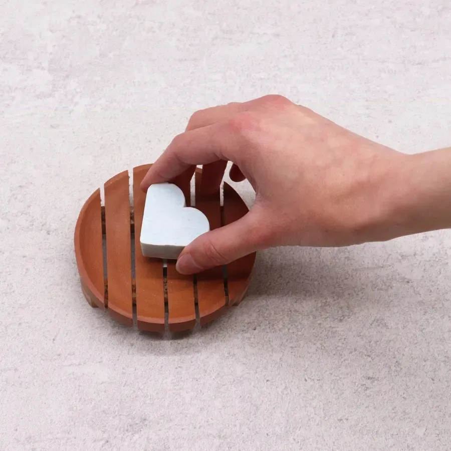 okrągła drewniana mydelniczka w łazience decobali.pl