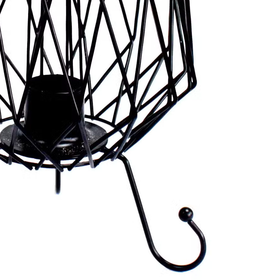 Czarna lampa solna w metalowym koszu z siatki o geometrycznej, ażurowej konstrukcji