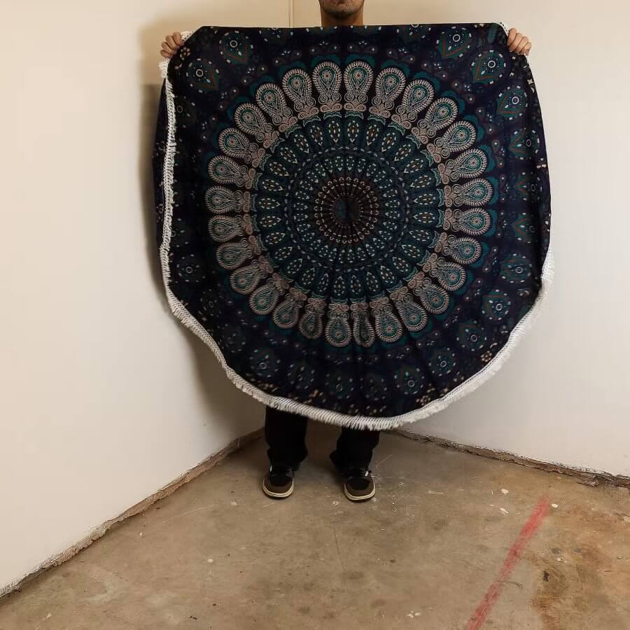 Bawełniana mandala 130 cm z pawim ornamentem prezentowana na ścianie