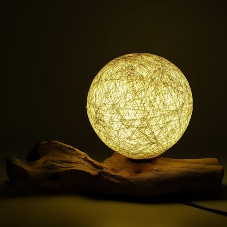 Kremowa lampa stołowa kula na drewnianej podstawie DriftGlow