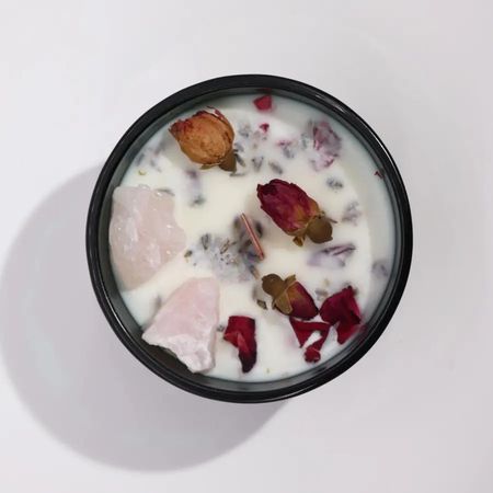 Świeca z kamieniami i kwiatami - Kochankowie