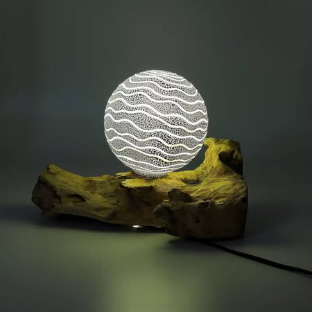 Szara lampa stołowa kula na drewnianej podstawie DriftGlow