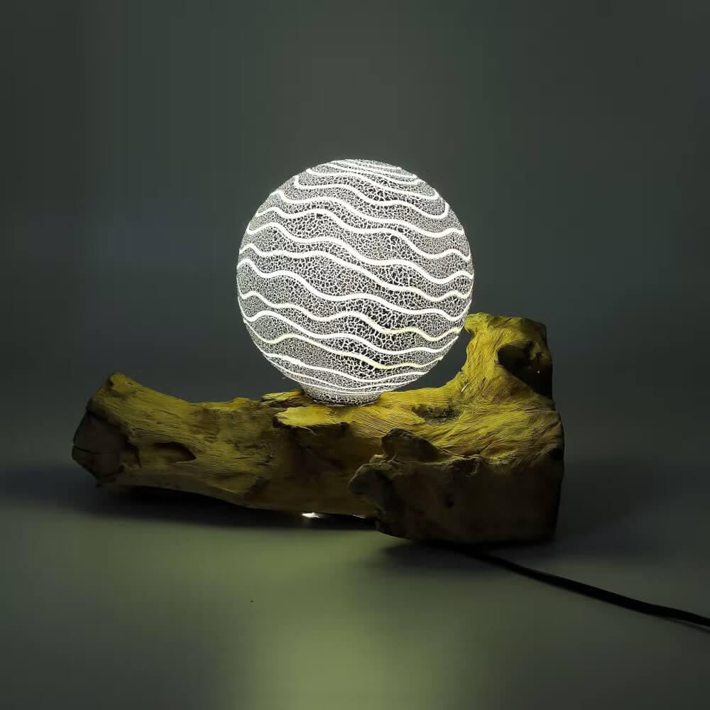 Szara lampa stołowa kula na drewnianej podstawie DriftGlow