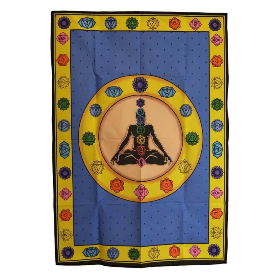 Tkanina na ścianę 7 czakr 70 x 110 cm z medytującą postacią na niebieskim tle