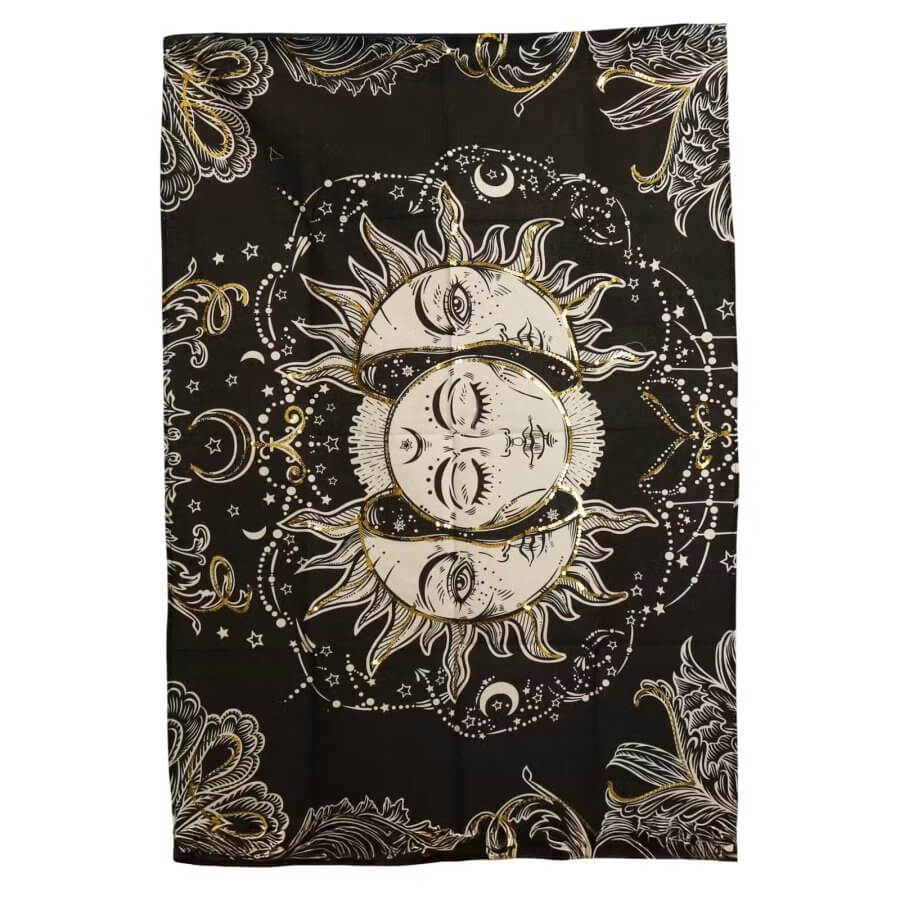 Tkanina na ścianę Bogini Słońca i Księżyca 70 x 110 cm z gwiazdami na czarnym tle
