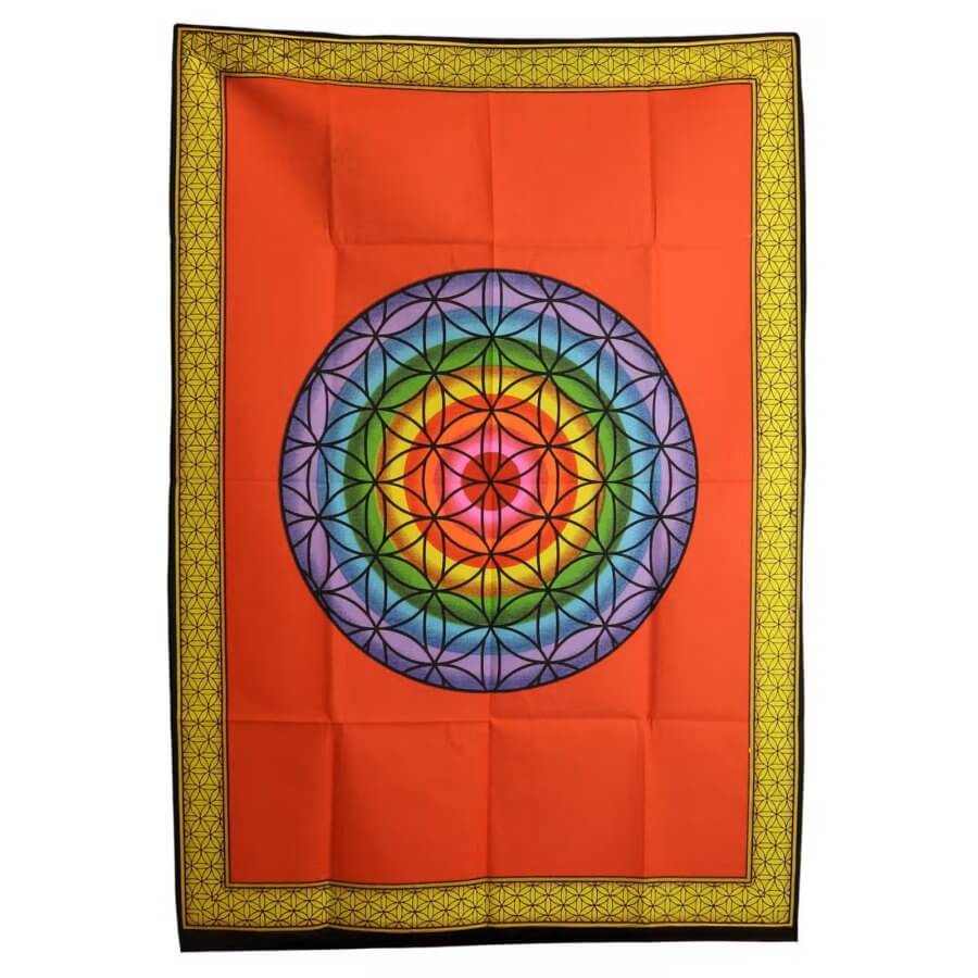 Tkanina na ścianę Kwiat Życia 70 × 110 cm z tęczowym ornamentem na czerwonym tle