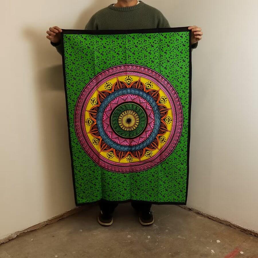 Tkanina na ścianę Zielona Mandala 70 x 110 cm - kolorowa
